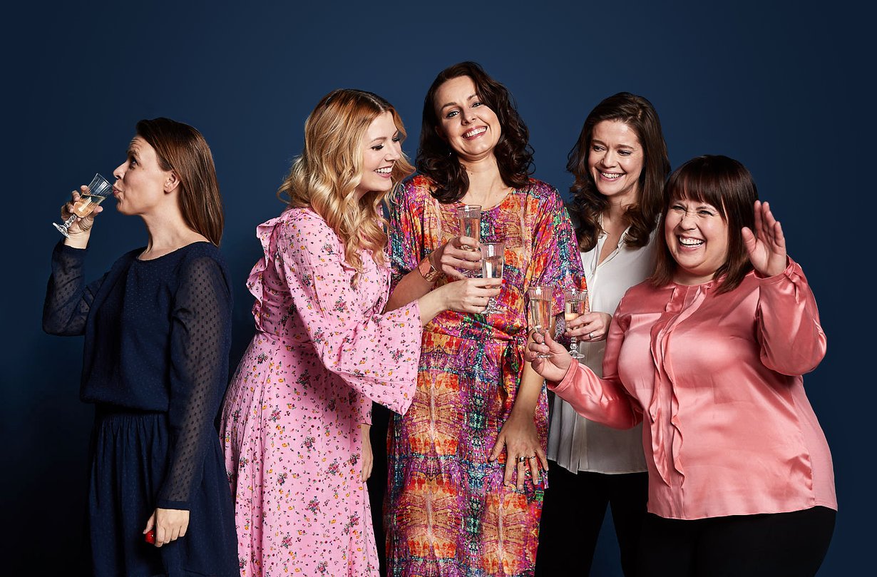 Hanni Maula (vas.), Jenni Alexandrova, Suvi Hartlin, Tanja Hakamo ja Hanna Kinnunen kutsuvat sinut hetkeksi Taukoskumpalle. Kuva: Juha Salminen