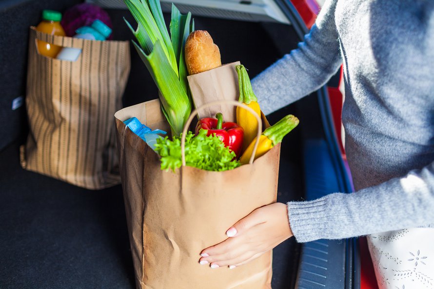 Kotitalousasiantuntija ehdottaa kylmälaukun pakkaamista mukaan tavallisellekin kauppareissulle varsinkin kesällä. Kuva: <span class="photographer">Shutterstock</span>