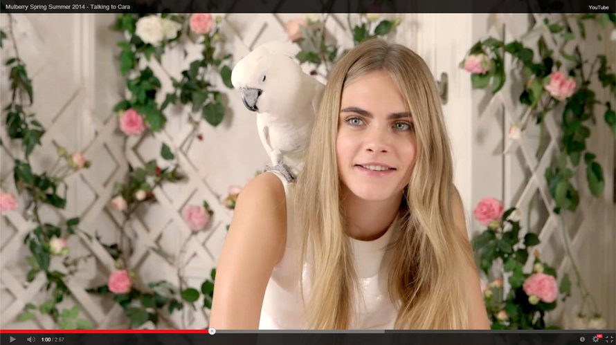 Malli ja tämän hetken it girl Cara Delevingne nähdään myös luksuslaukkumerkin mainoskasvona. Ruutukaappaus Mulberry / Youtube