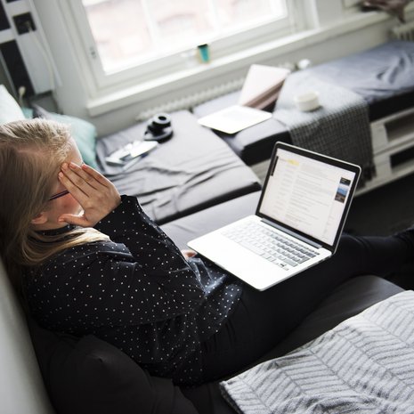 Ai kauhee! Unohdin! Paltsu alkoi jo vartti sitten! Nyt tuli Wilma-merkitä! Kuva: <span class="photographer">Sanoma-arkisto/Emilia Kangasluoma</span>