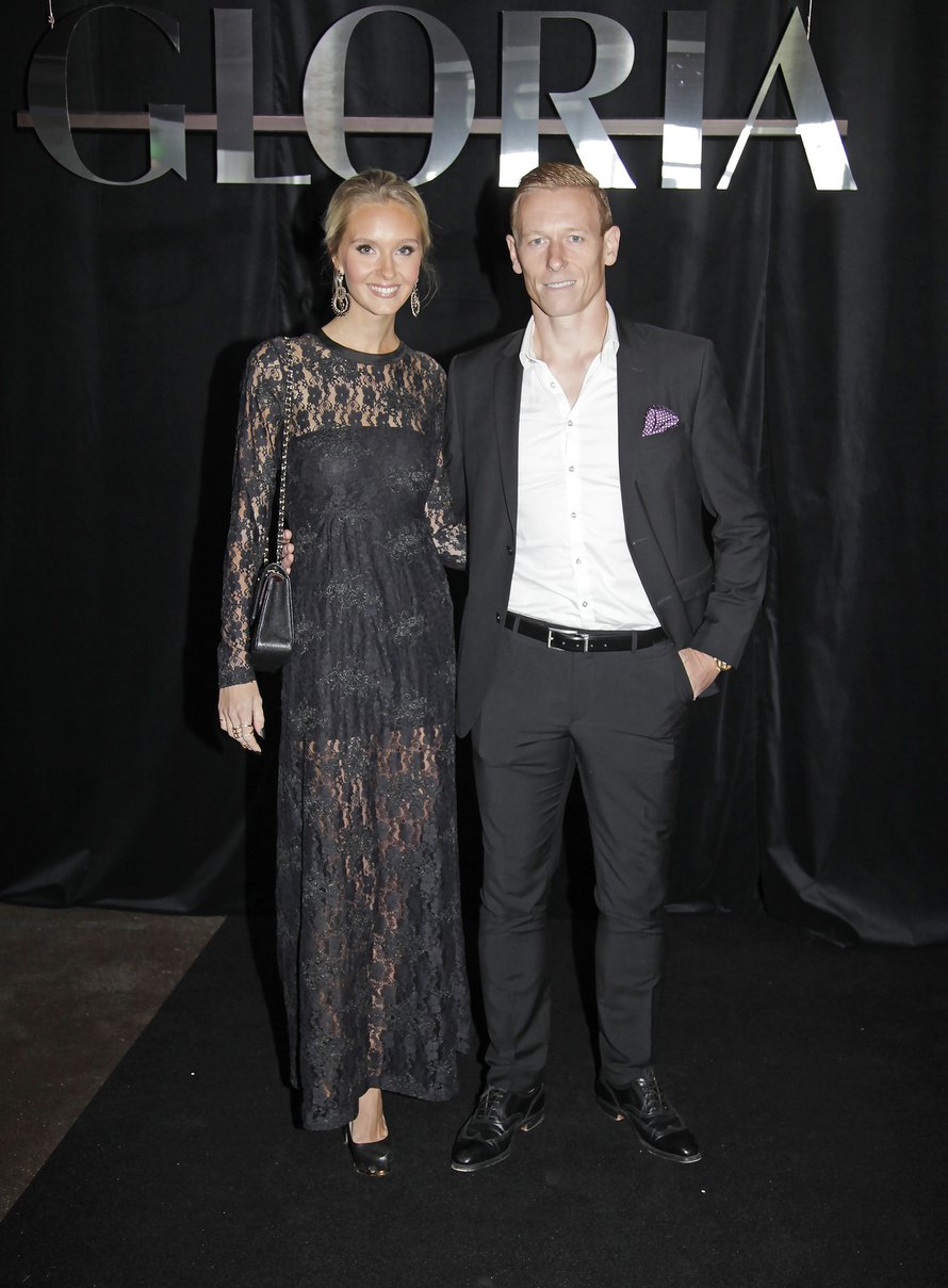 Jalkapalloilija Mikael Forssell ja hänen Metti-vaimonsa nauttivat Gloria Fashion Show’n kansainvälisestä tunnelmasta. Kuva: <span class="photographer">Jonna Öhrnberg</span>