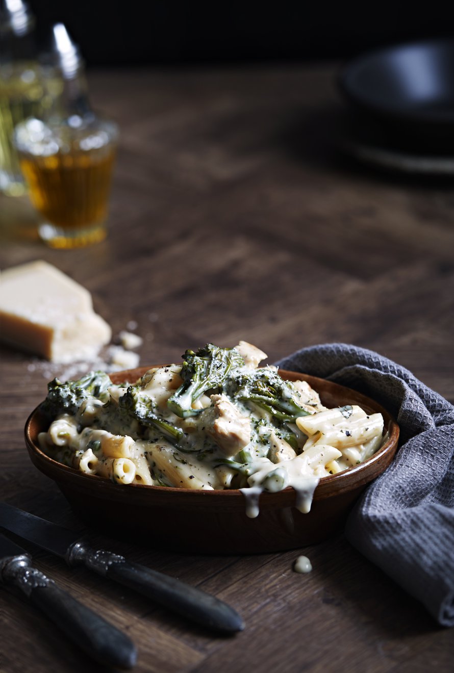 Klassisessa pasta alfredossa on vain voita ja parmesaania, mutta kana ja parsakaali tekevät pastasta ruokaisemman.