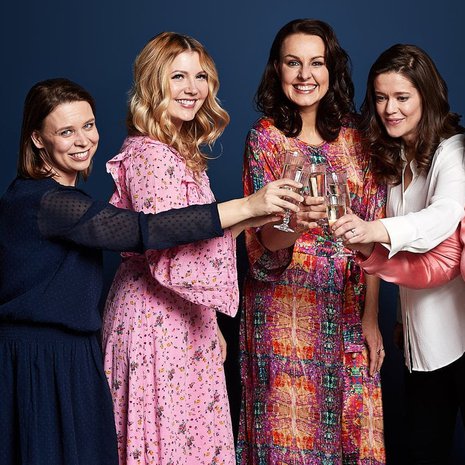 Taukoskumppa–podcastissa Radio Aallon suosikkijuontajat Jenni Alexandrova, Suvi Hartlin ja Hanna Kinnunen sekä Me Naisten toimittajat Tanja Hakamo ja Hanni Maula pöyhivät naisten arkea. Kuva: <span class="photographer">Juha Salminen </span>
