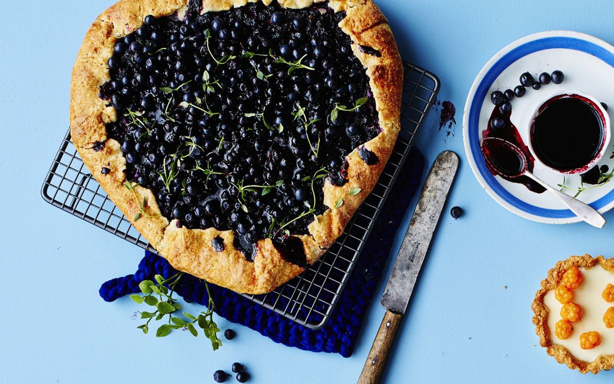 Piirakan pariksi voi keittää mustikkasiirapin. Mutta tämä galette on ihanaa ilman sitäkin!
