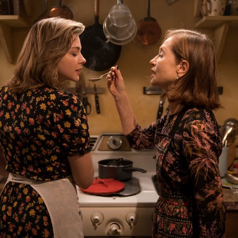 Tarjoilijatar Frances (Chloë Grace Moretz) löytää käsilaukun New Yorkin metrosta. Hän etsii käsiinsä laukun omistajan, leskirouva Gretan (Isabelle Huppert). Kuva: <span class="photographer">Atlantic Film</span>