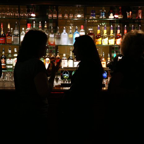 Alkoholi tuo ihmisistä esiin monenlaisia piirteitä. Muistetaan kuitenkin käytöstavat myös viihteellä.