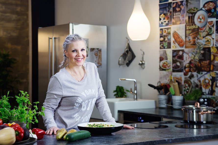 Vappu Pimiä vannoo tasapainoisen syömisen ja terveen kehonkuvan nimeen. Kuva: <span class="photographer">Jussi Särkilahti</span>