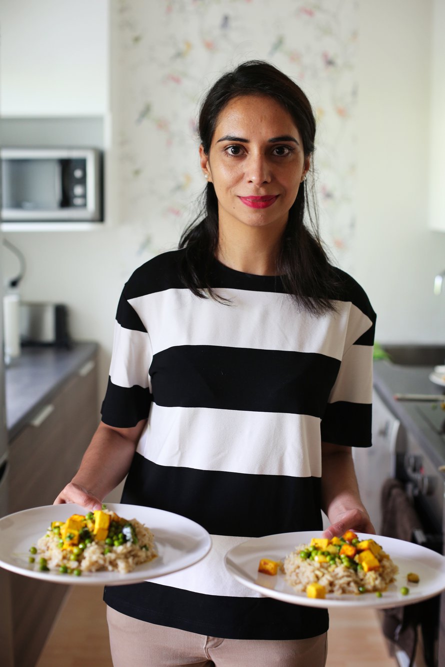 Kurkuman värittämä Paneer-juustoateria syntyi Mandi Kaurin keittiössä. Kuva: <span class="photographer">Milka Alanen</span>