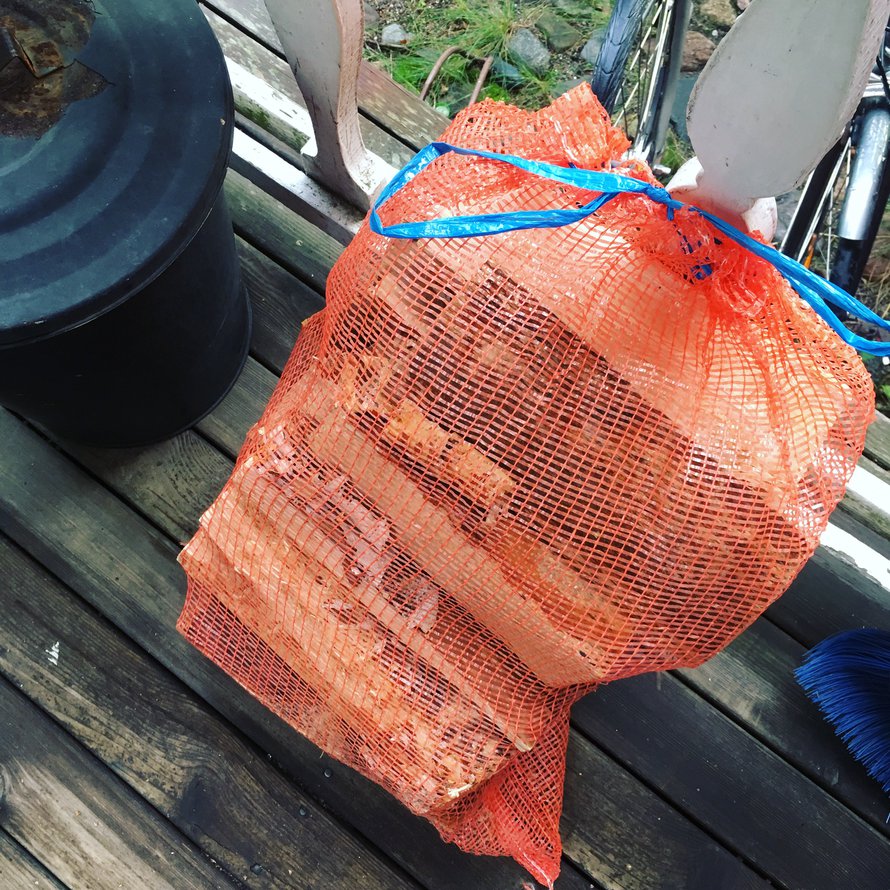 DIY-vinkki! Säkenöivä halkosäkki on kuin ekologinen kranssi.