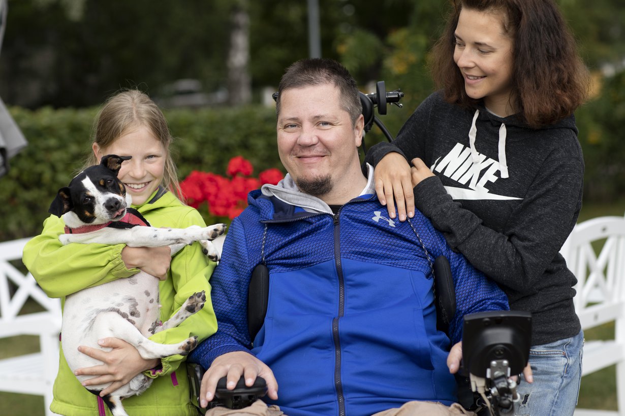 Perhe on Jarille, jos mahdollista, entistäkin tärkeämpi. Kuvassa Jarin lisäksi kuopus Miisa, 10, Ronda-koira ja puoliso Sanna.