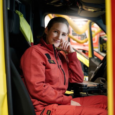 Ensihoitaja Laura Carsten työskentelee Länsi-Uudenmaan pelastuslaitoksen ambulanssissa.