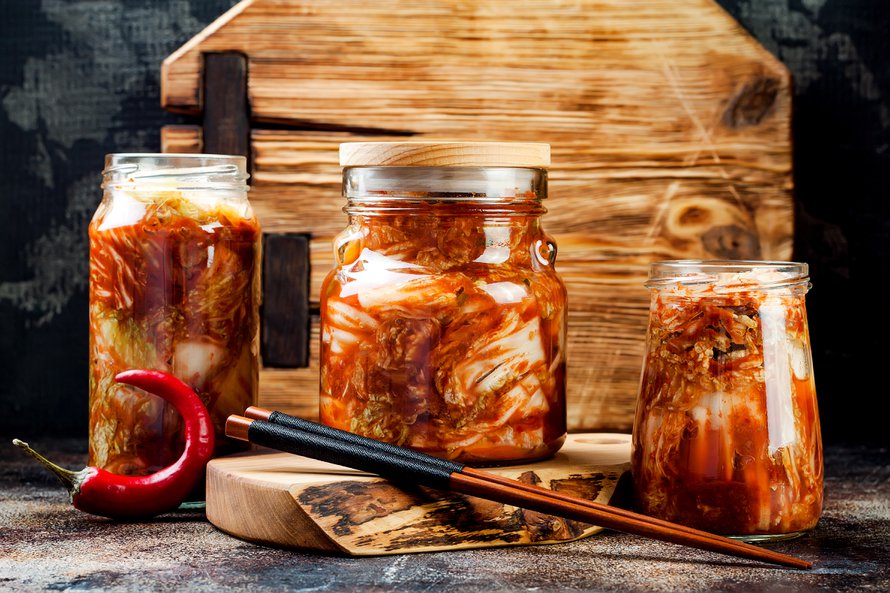 Korealainen kimchi valmistetaan kiinankaalista tai muista kasviksista hapattamalla.