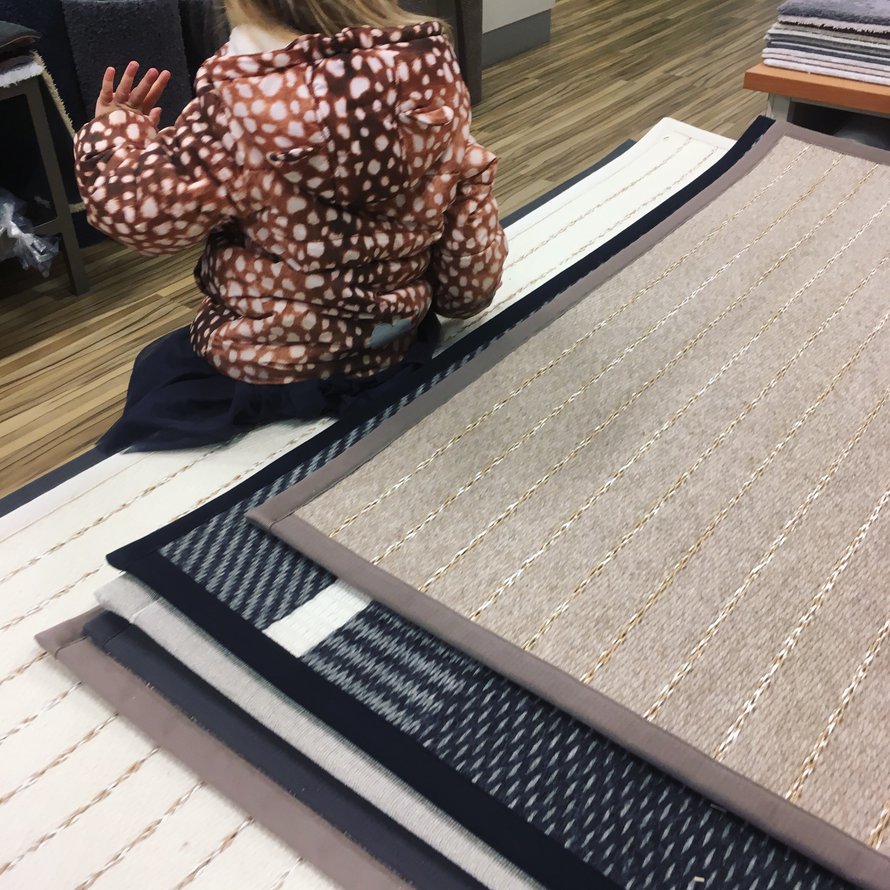 Valkoinen matto eteiseen, miksi ei? Kuvan (täysin viattomat) matot VM-Carpet.