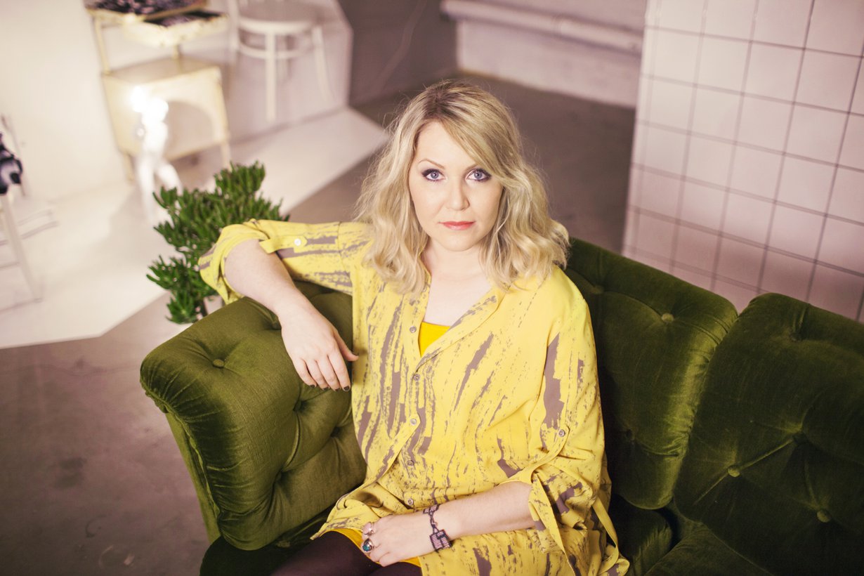 ”On muodikasta puhua hetkessä elämisestä ja elämän rajallisuudesta. Minulle sen merkitys valkeni vasta, kun jouduin vastakkaisn kuoleman läheisyyden kanssa”, muusikko Astrid Swan sanoo. Kuva: Liisa Valonen