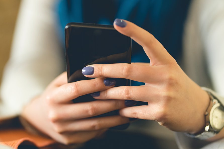 "Äiti" on numero, johon soitetaan eniten. Moni säilyttää numeroa kännykän muistissa vielä äidin kuoleman jälkeenkin, niin rakas se on. Kuva: <span class="photographer">Shutterstock</span>