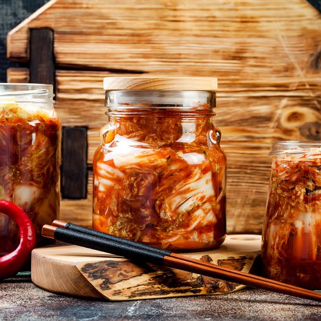 Korealainen kimchi valmistetaan kiinankaalista tai muista kasviksista hapattamalla.