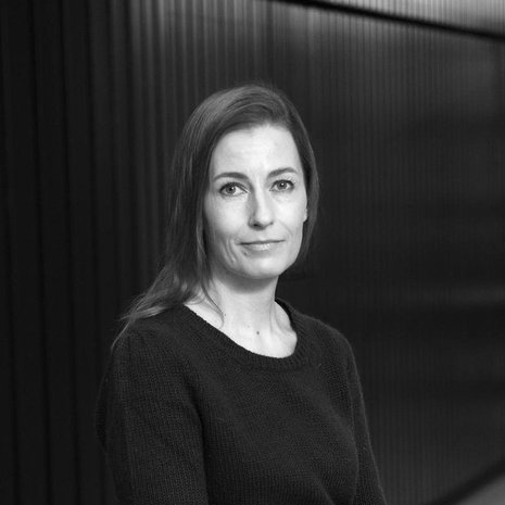 Nønne Prisle on menestynyt tutkija, dosentti ja tiimin johtaja. Mutta hän on myös työskennellyt muun muassa muotiketjun vaatemyyjänä ja tiskijukkana, opiskellut niin luonnontieteitä kuin taideaineitakin. Fysiikkaa hän sanoo opiskelleensa siksi, että piti sitä riittävän vaikeana.