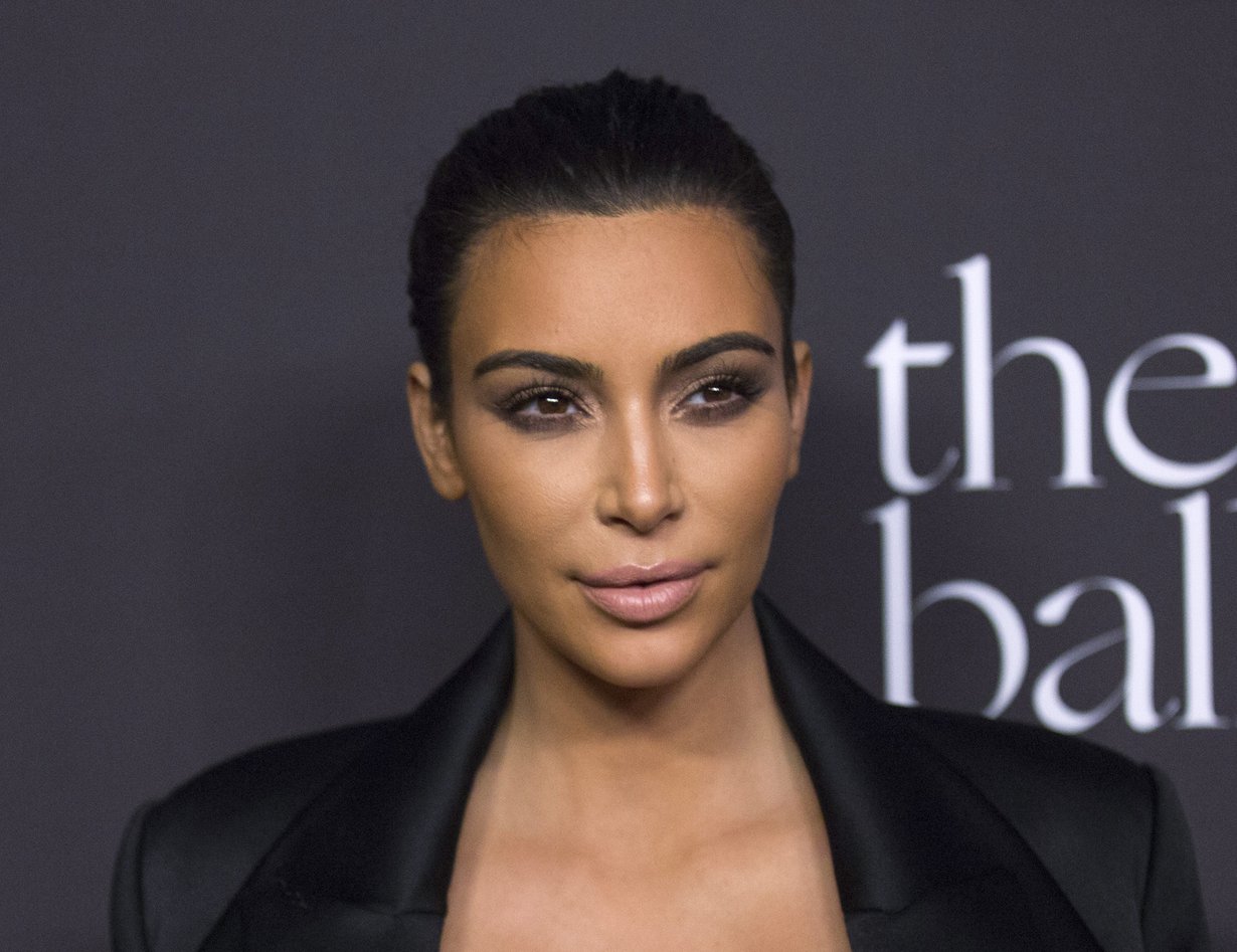 Contour-kuningatar Kim Kardashian käyttää vaaleaa korostusväriä nenässään, leuassaan ja silmiensä alla. Kuva: Reuters.