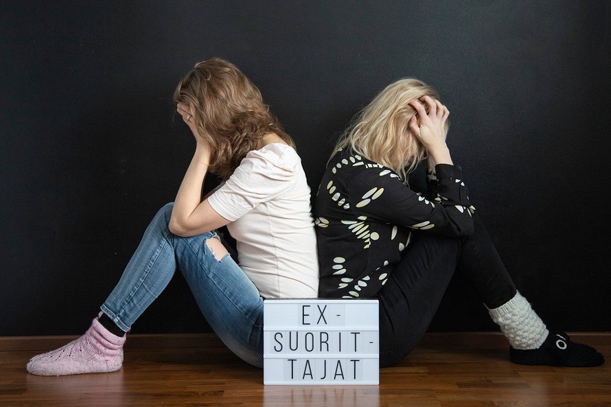 Työuupumuksesta toipuneet Laura ja Susanna perustivat Facebookiin Ex-suorittajat-ryhmän. Kuva: <span class="photographer">Jenni Kivimäki</span>
