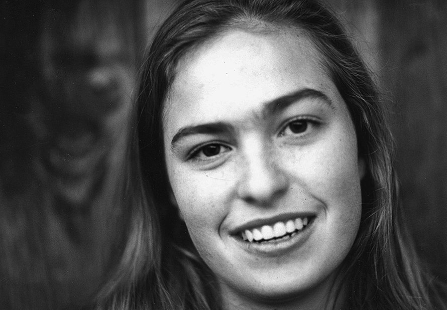 Lisa Brennan-Jobs asuu nykyään New Yorkissa ja työskentelee kirjoittajana. Pikkusintti-kirjan kuvitusta.