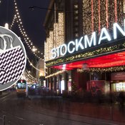 Värillä on väliä! Jos näet kapungilla ihmisen, joka kantaa violettia kangaskassia, voit päätellä, että tämä on shoppaillut Stockmannilla yli 25 000 eurolla.