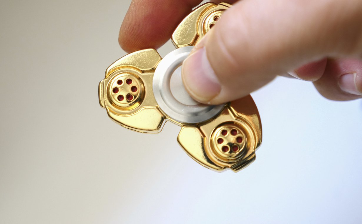 Fidget spinnerin pyörittäminen voi rentouttaa ja auttaa keskittymään. Kuva: Shutterstock